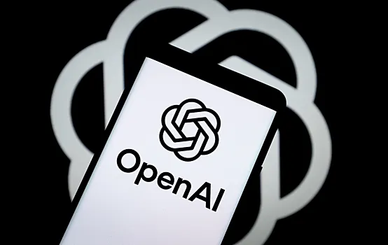 Бывший главный дизайнер Apple Джони Айв подает в суд на OpenAI из-за названия IYO